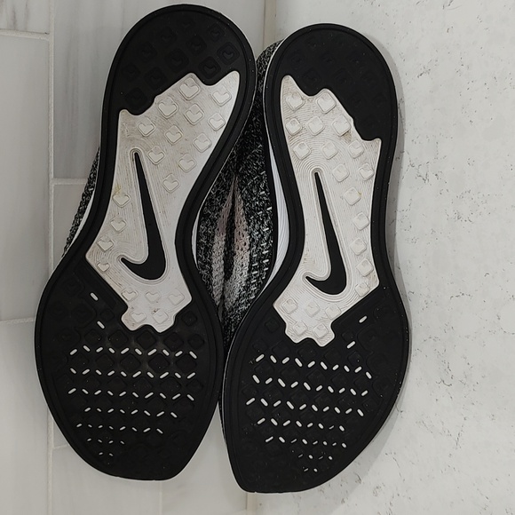 NIKE FLYKNIT RACER OREO MEN'S SIZE 8 - Picture 4 of 6